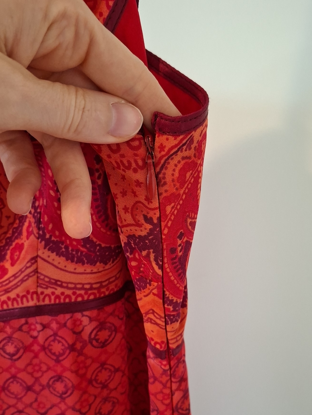 Vintage Y2K Laundry by Shelli Segal Red Maxi Velvet Strap Batik Dress (US 14) - Picture 7 of 11